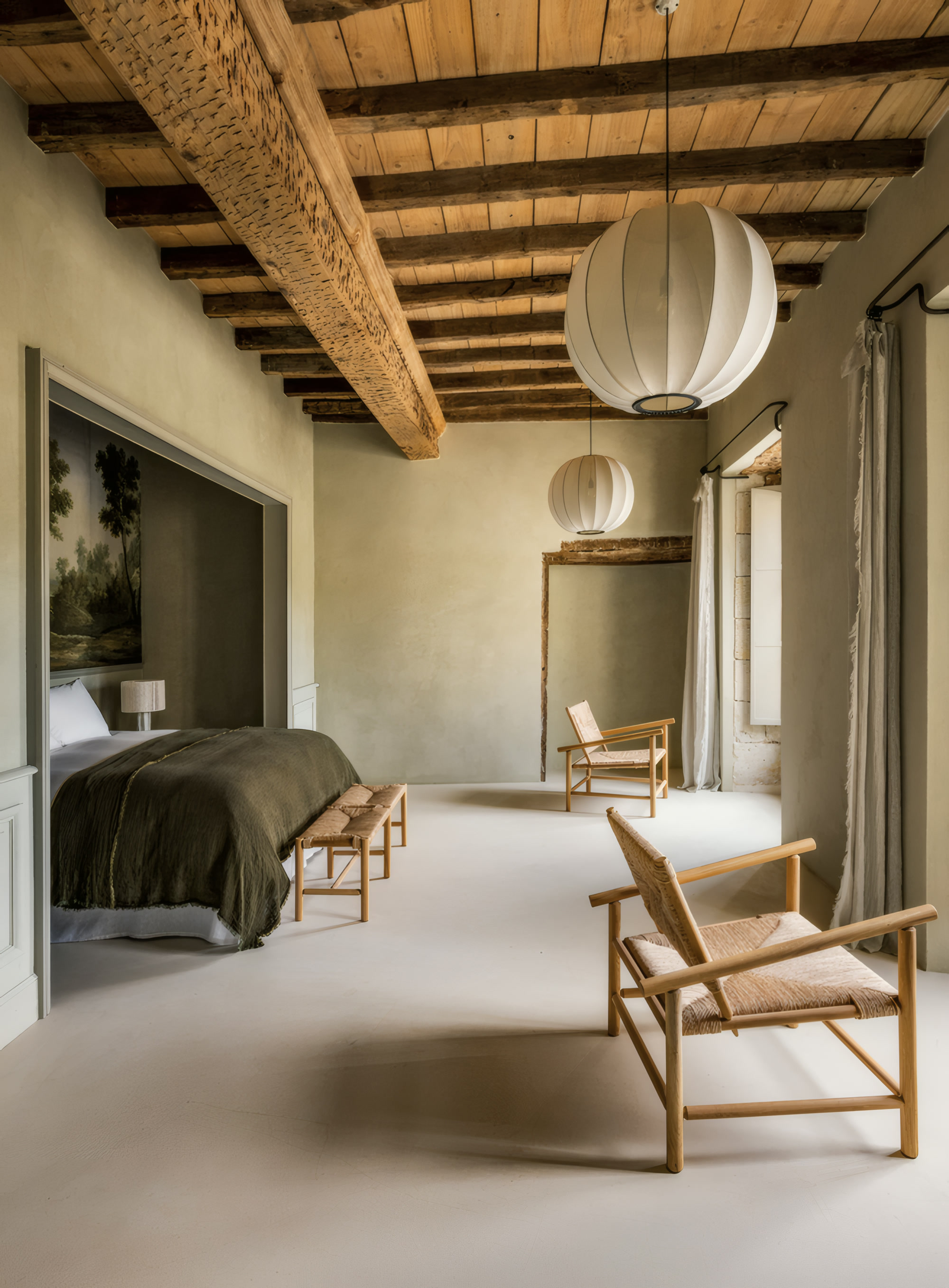 Chambre sous plafond à poutres, murs enduits à la chaux vert-gris (photo Mercadier)