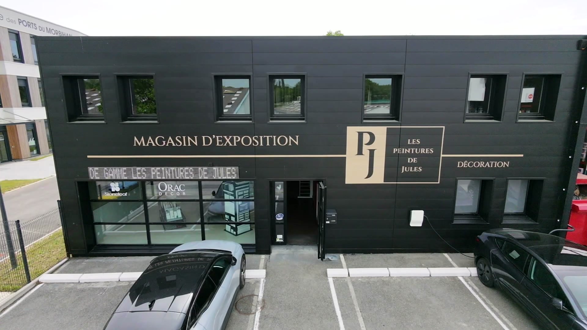La façade du magasin d’exposition Les Peintures de Jules, Z.I. du Prat à Vannes