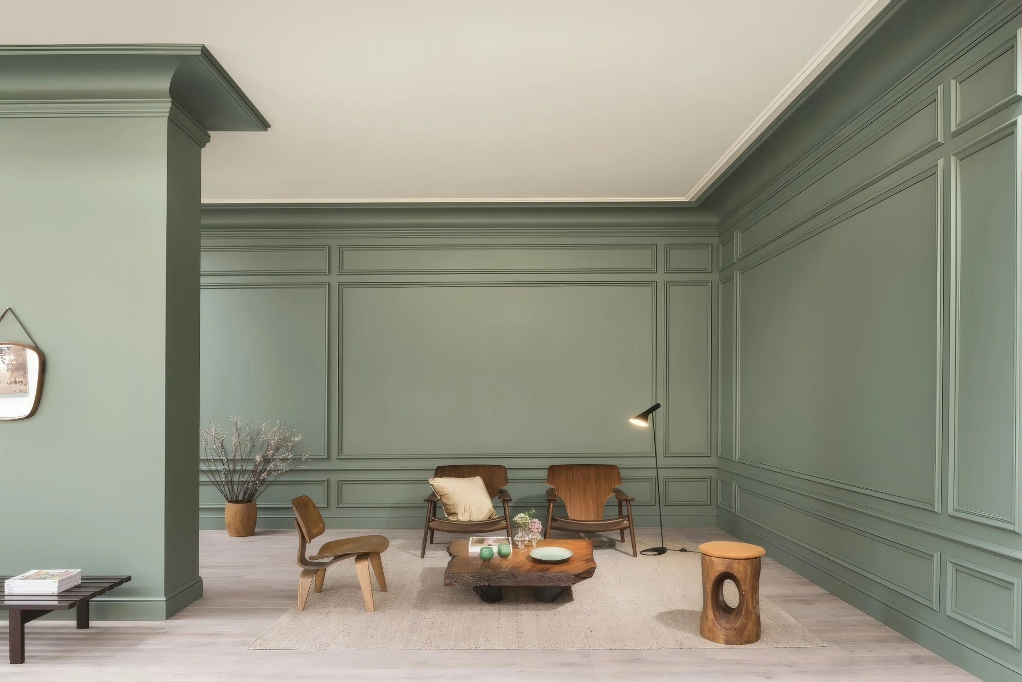 Salon vert sauge rythmé par des moulures blanches