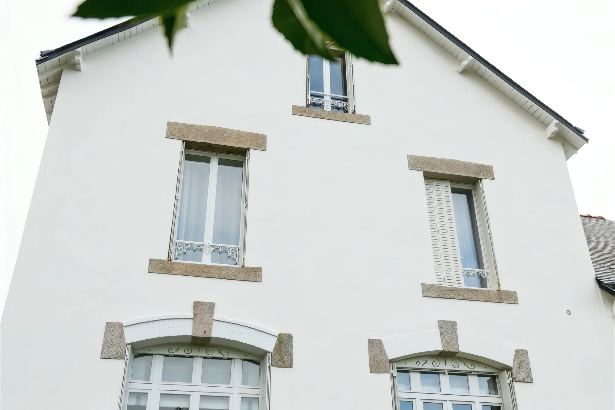 Façade de maison bretonne ravalée en blanc