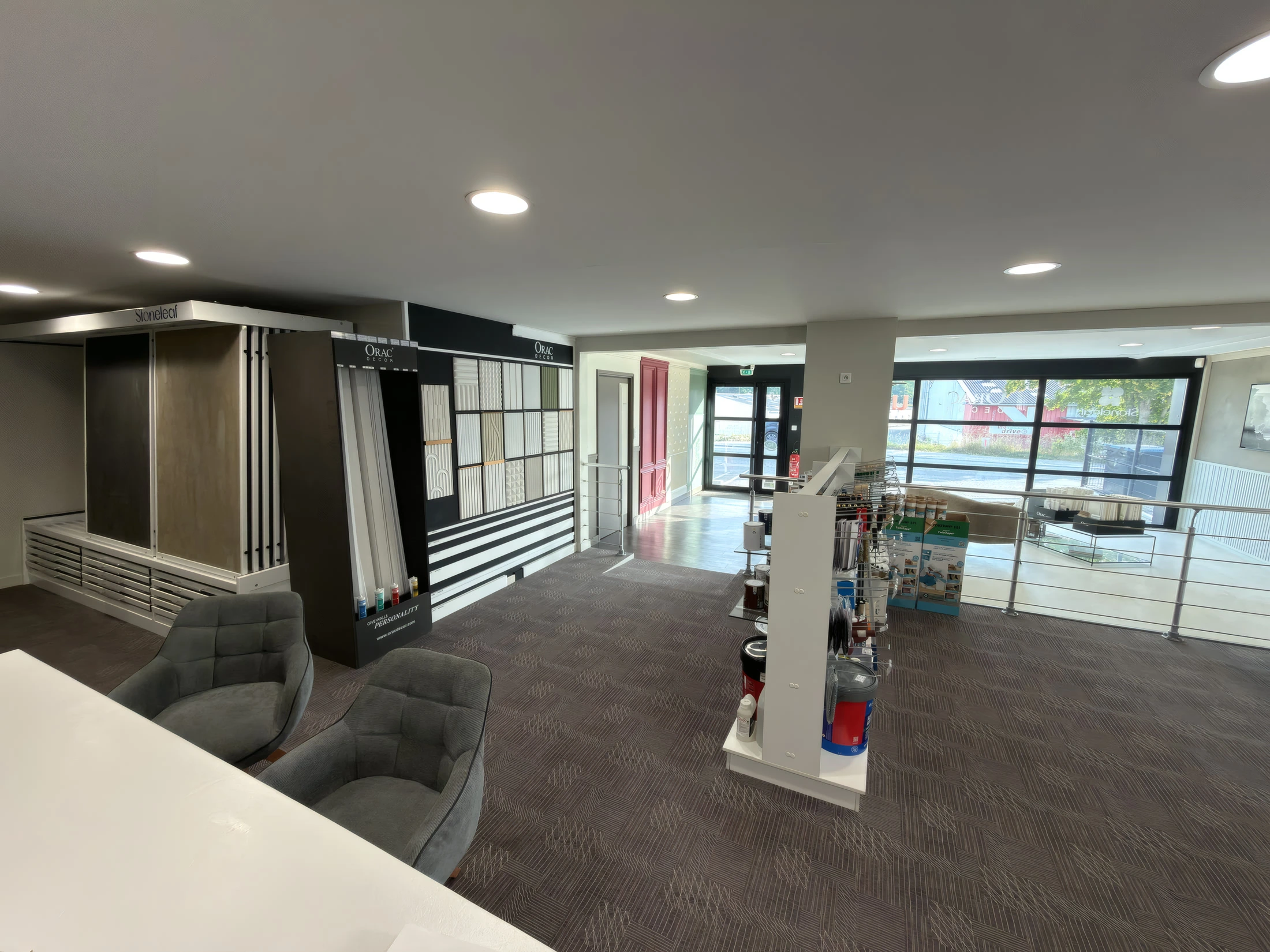 Espace conseil du showroom de Vannes avec échantillons de teintes