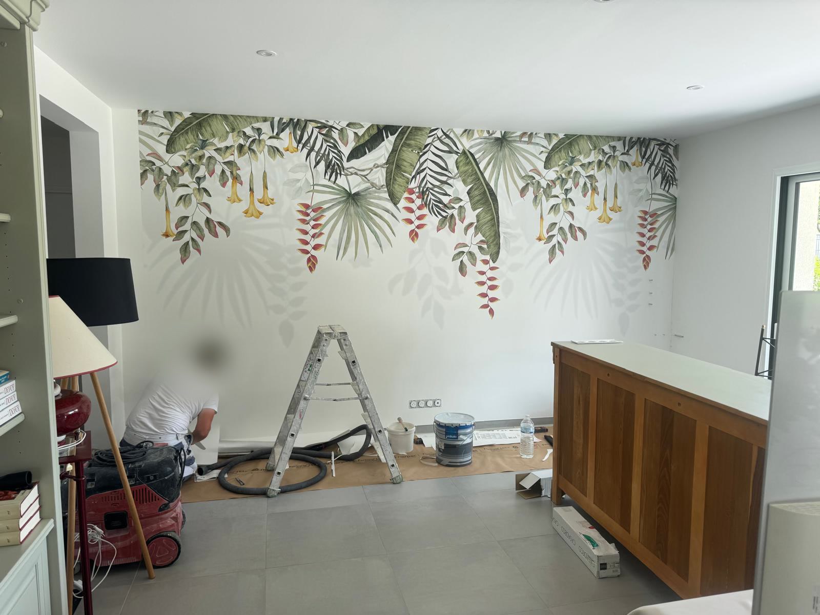 Pose d’un papier peint panoramique à motif tropical dans un séjour