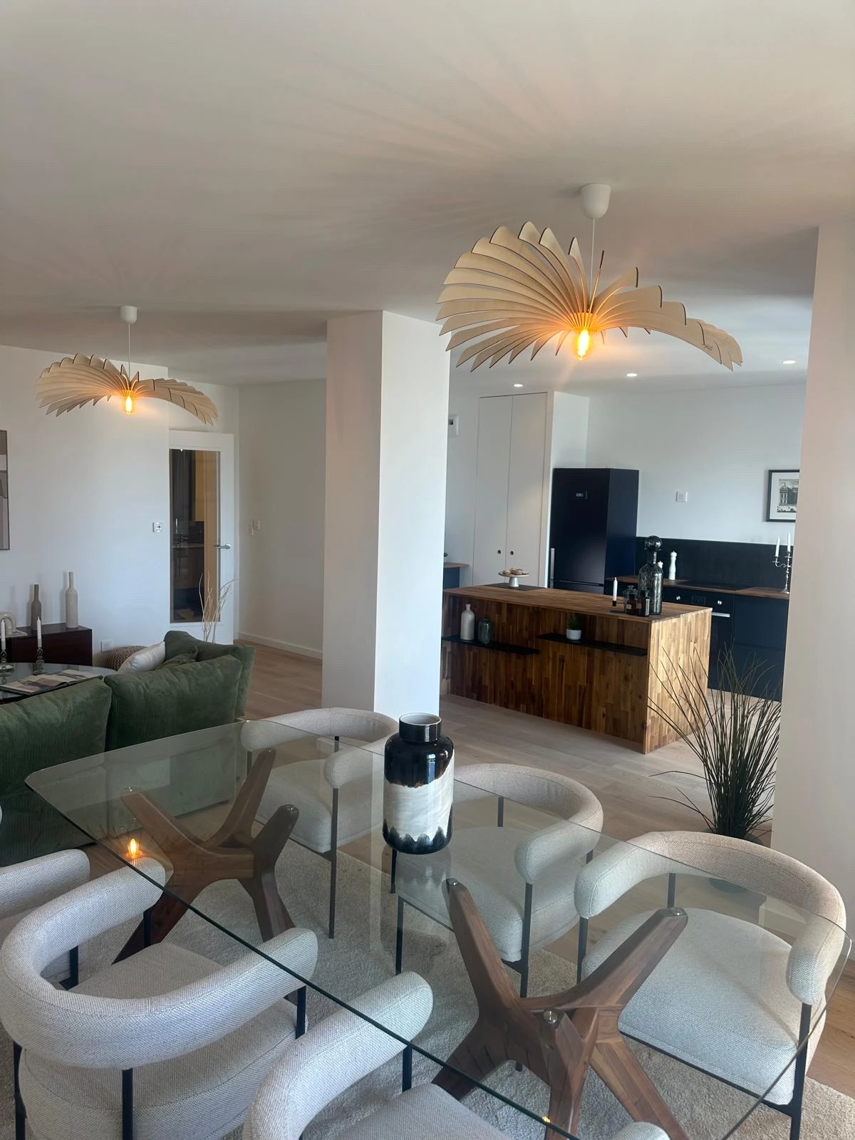 Mur et plafond fraîchement peints en finition mate dans un intérieur à Vannes