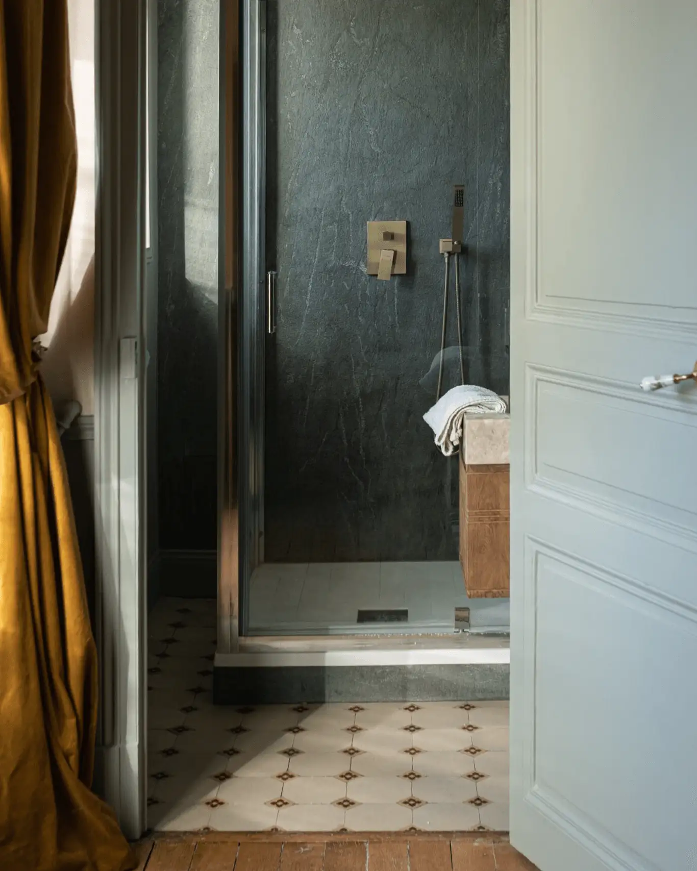 Paroi de douche habillée de feuille de pierre sombre (photo StoneLeaf)