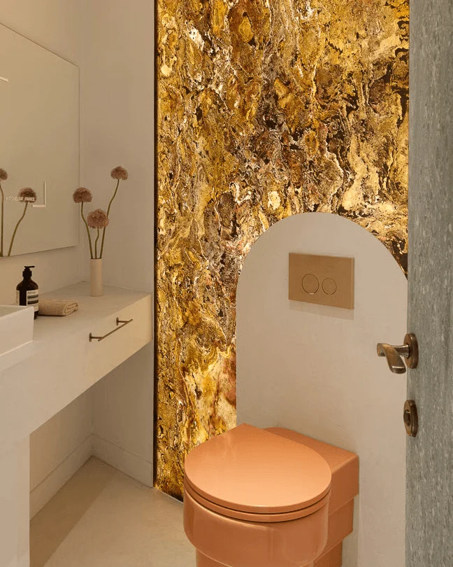 Mur de sanitaires en feuille de pierre translucide rétroéclairée (photo StoneLeaf)