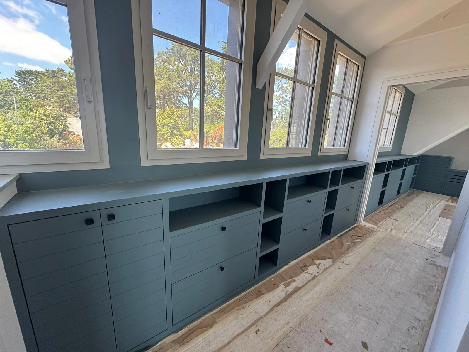 Meuble sur mesure devant la grande baie — décoration intérieure