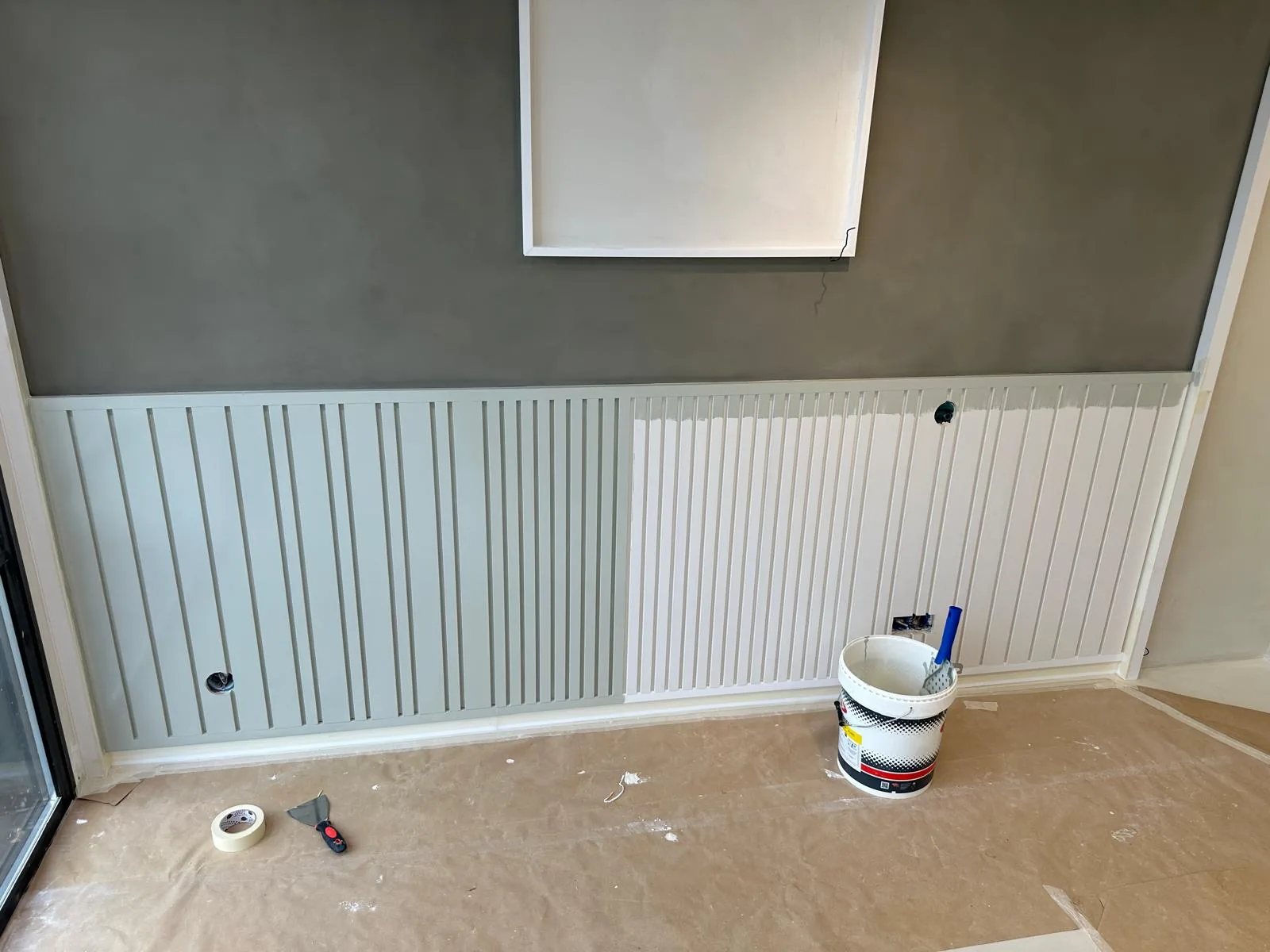 Soubassement lambris et mur taupe — décoration intérieure