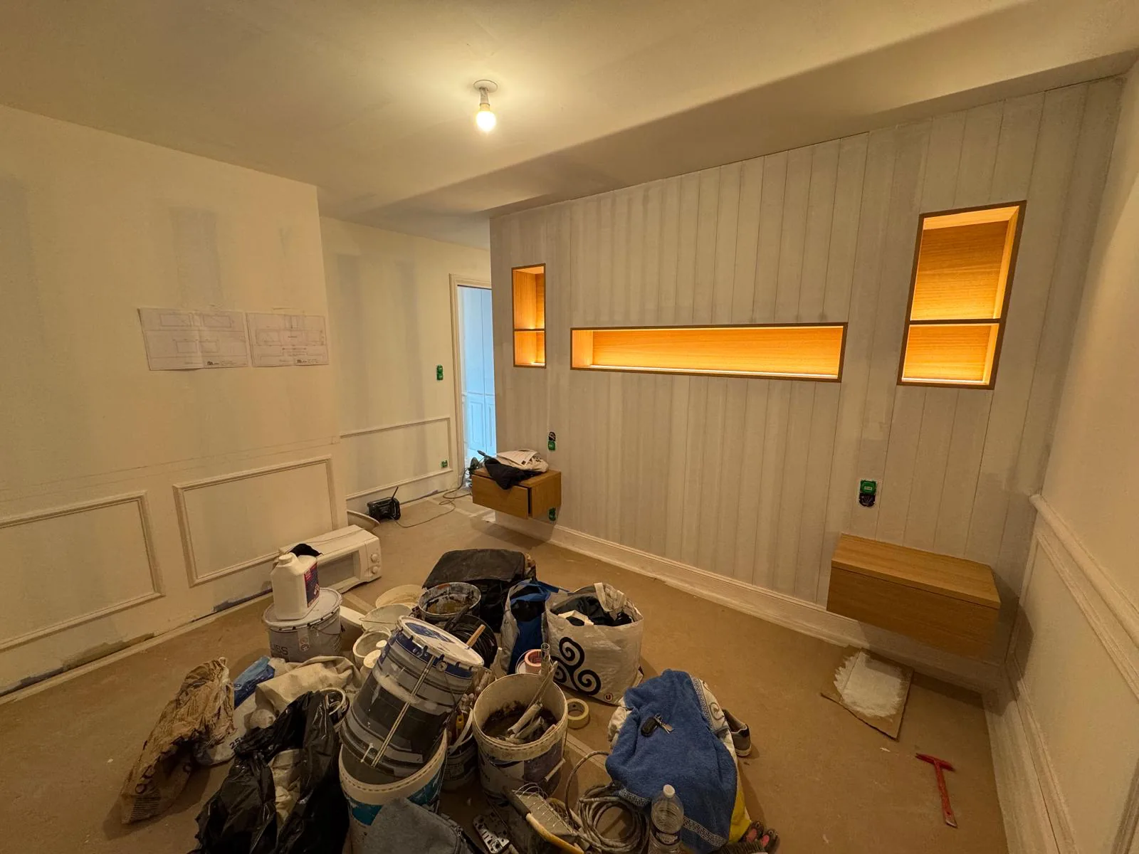 Niches rétroéclairées et lambris — décoration intérieure
