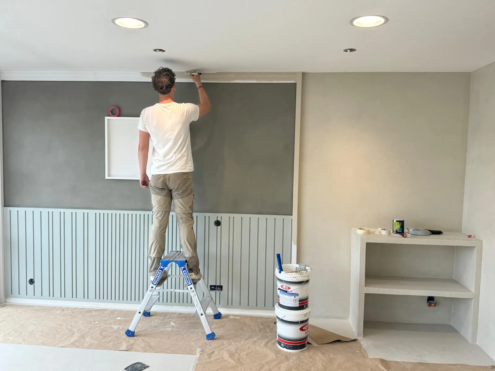 Mur taupe au-dessus du lambris — décoration intérieure