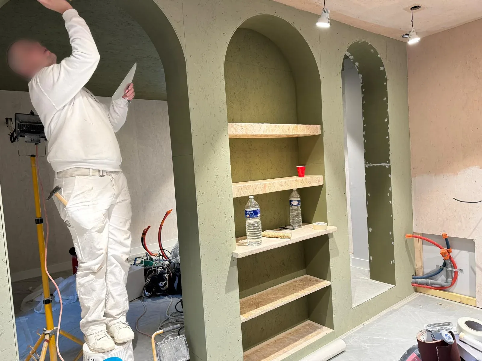 Niches cintrées vert sauge — décoration intérieure