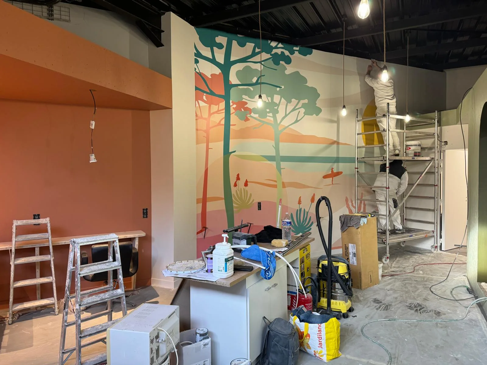 Comptoir et fresque murale — décoration intérieure