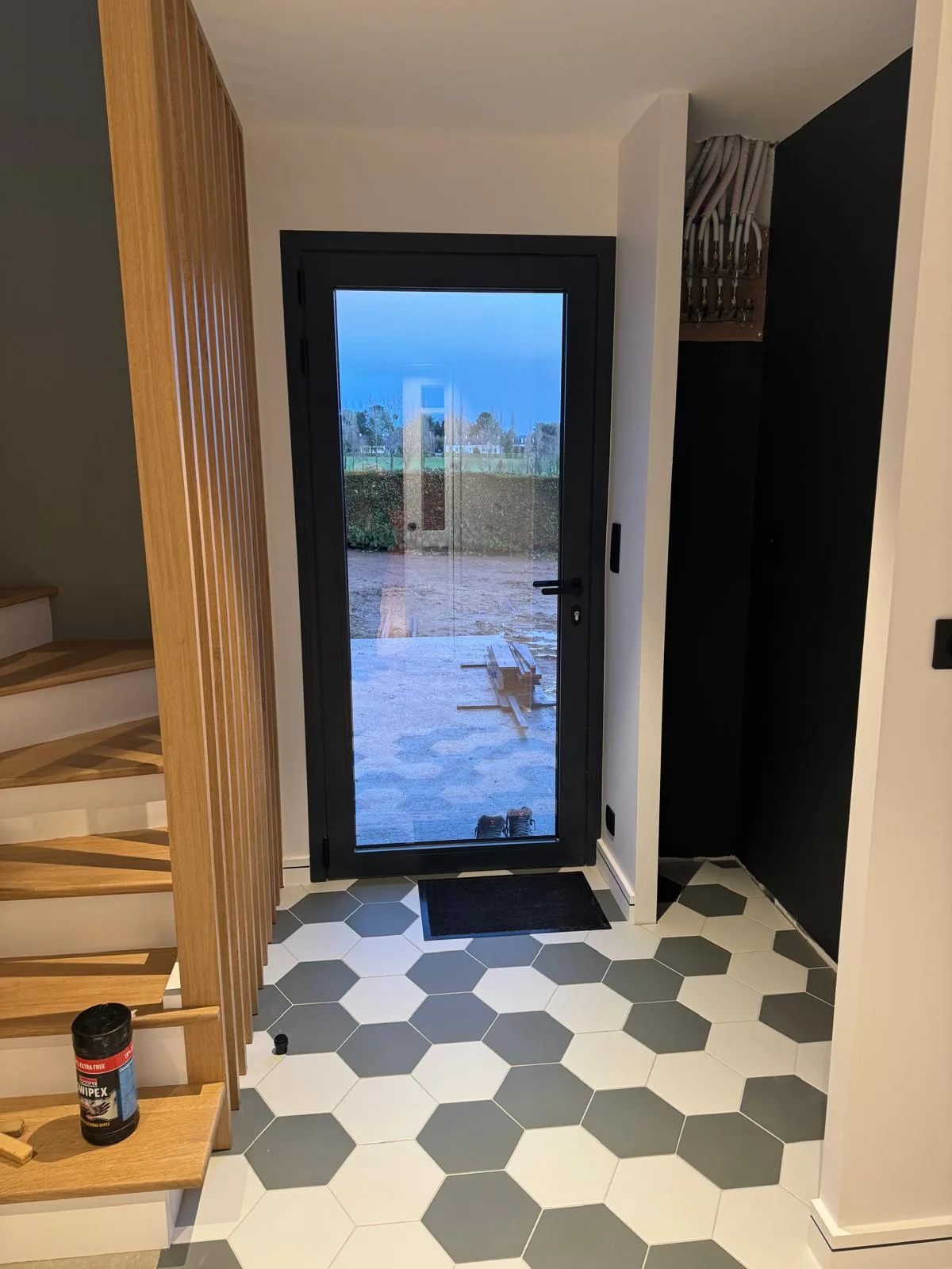 Entrée à carreaux hexagonaux et escalier chêne — décoration intérieure