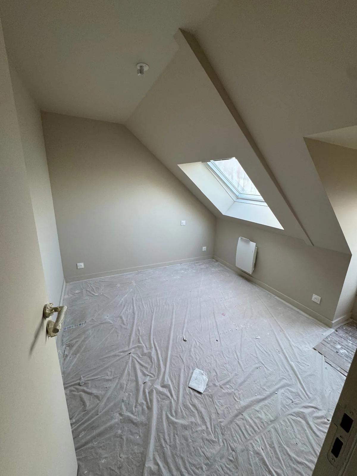 Chambre sous pente, avant finition — décoration intérieure