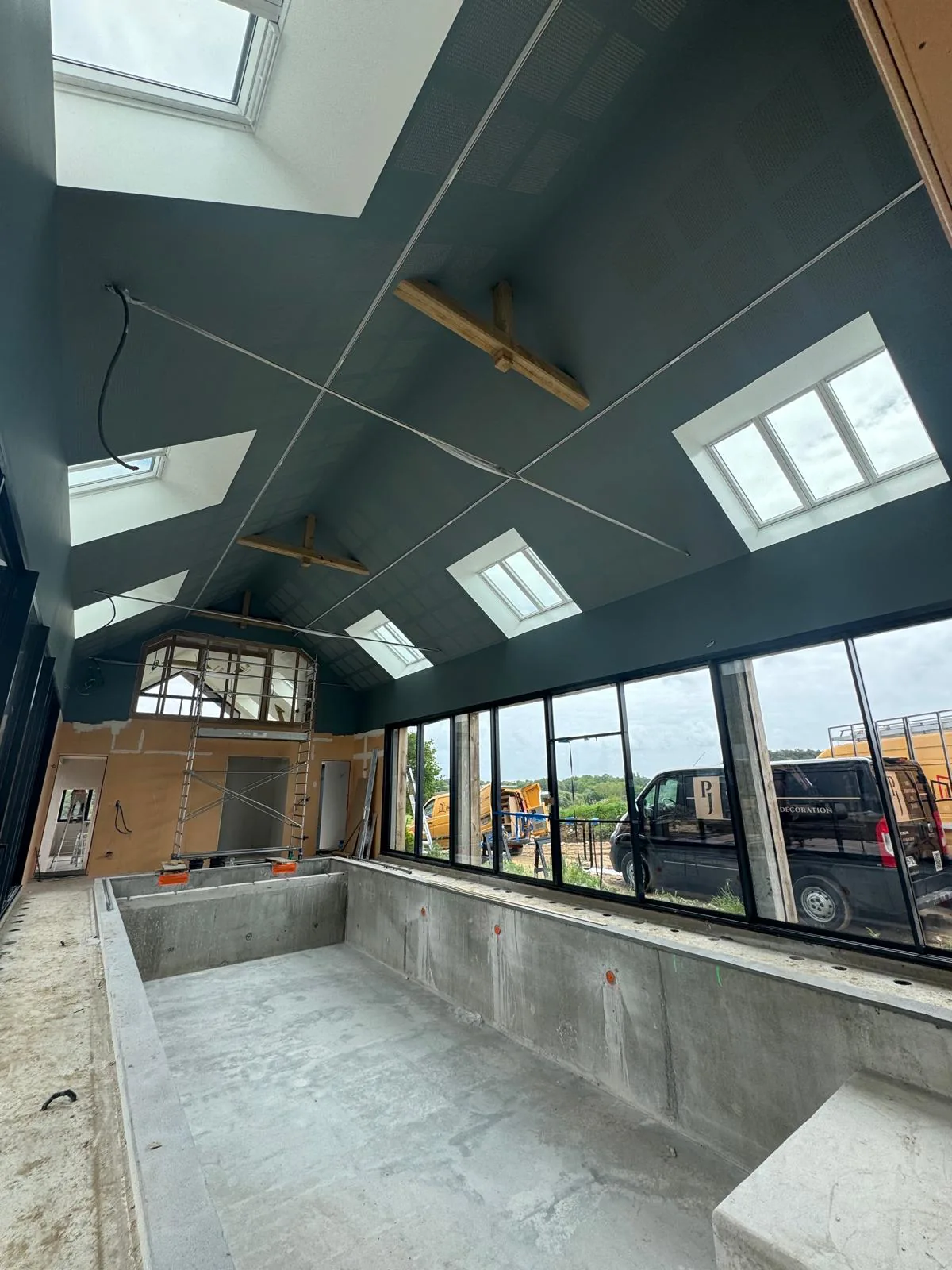 Le bassin sous charpente — décoration intérieure
