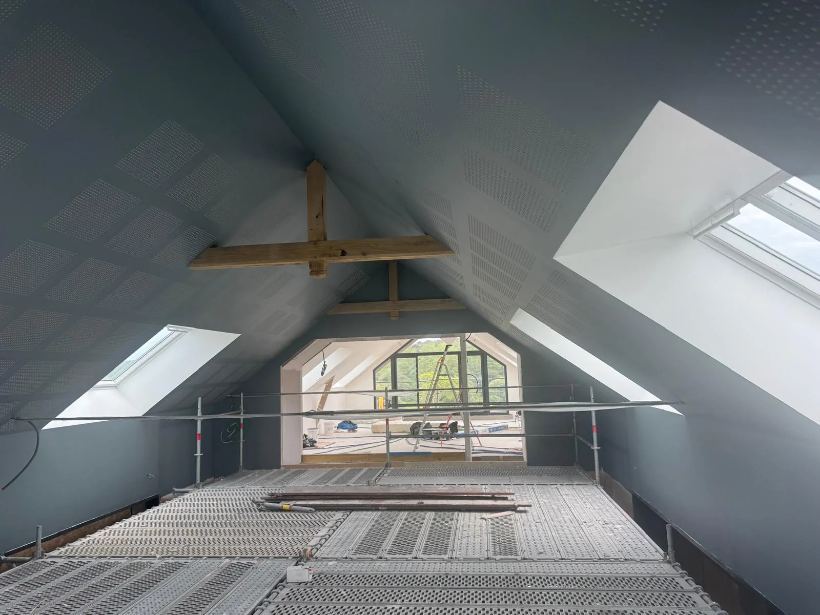 Mezzanine sous charpente — décoration intérieure