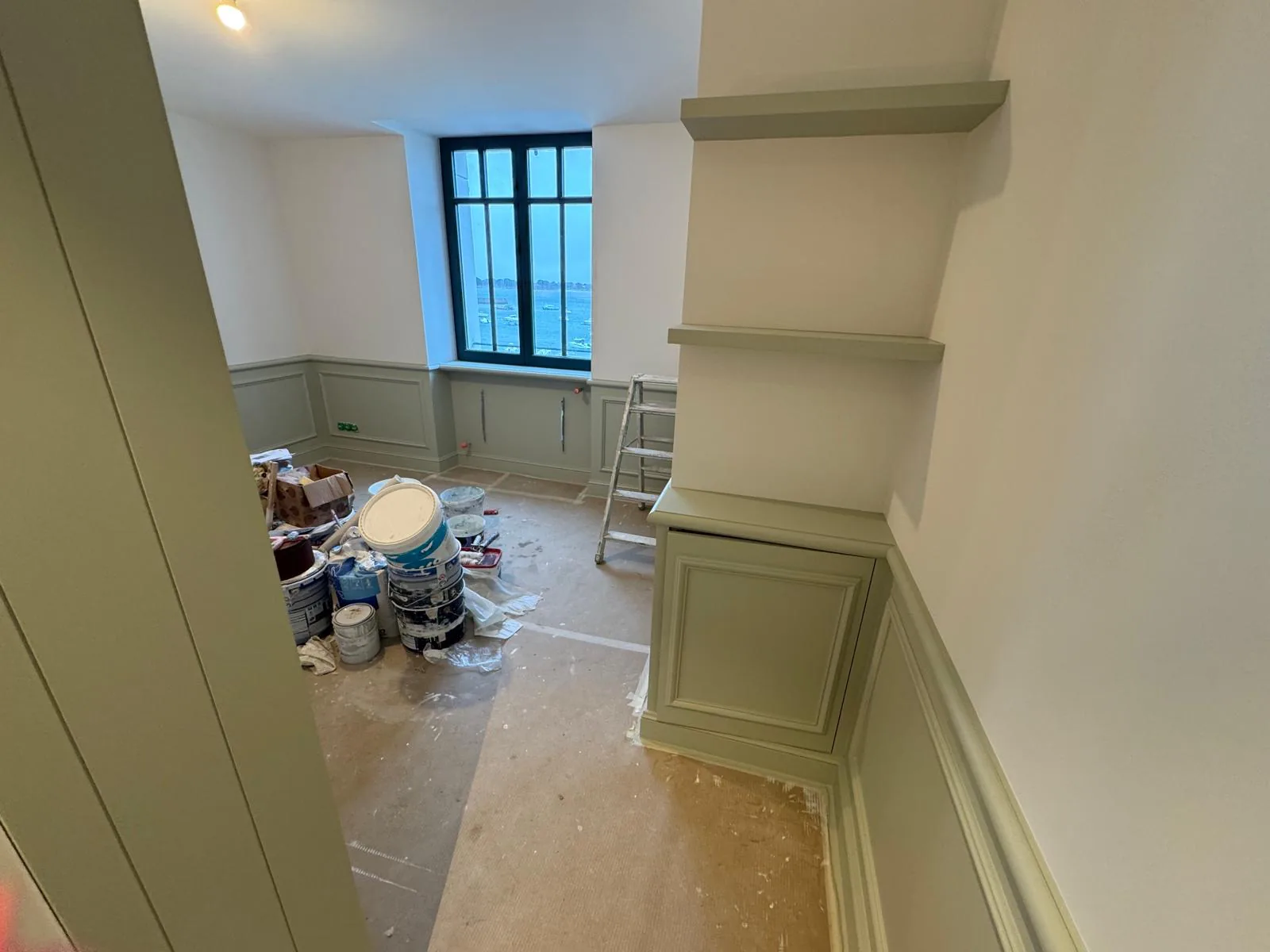 Soubassement vert sauge, vue sur la mer — décoration intérieure
