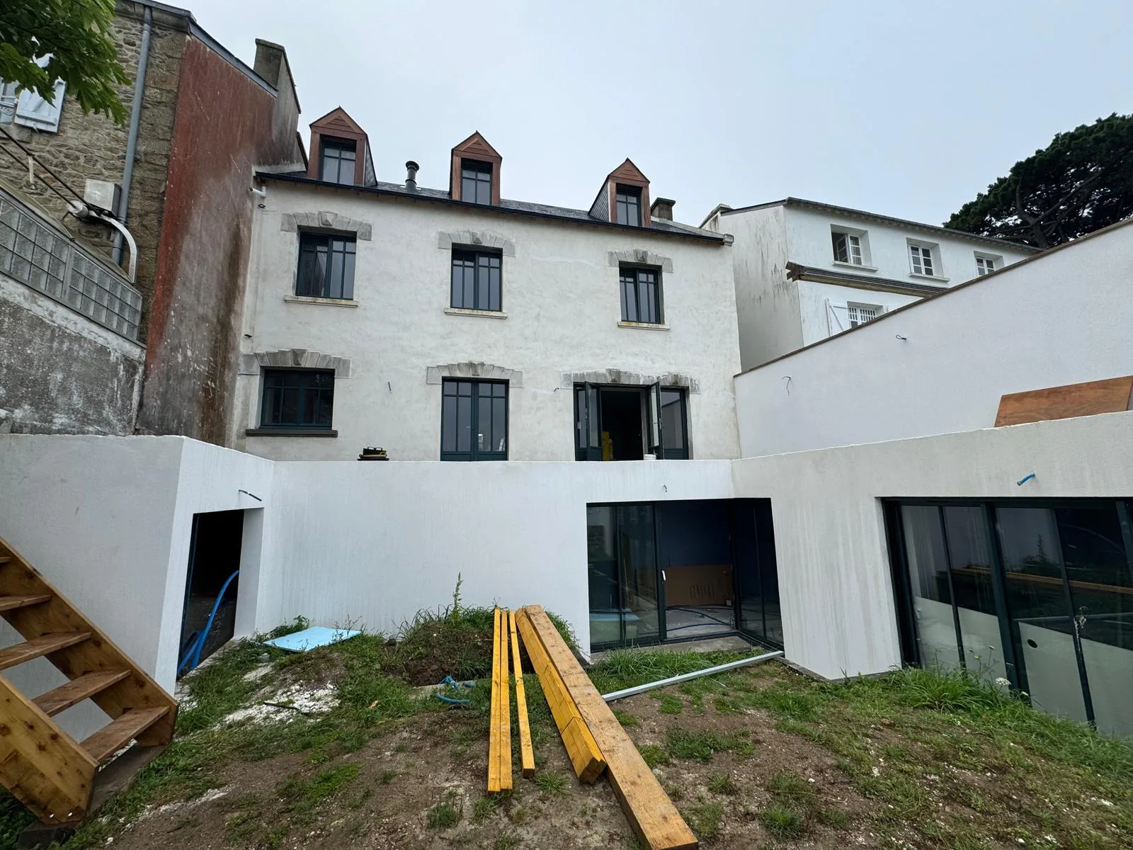 La façade, en fin de chantier — ravalement